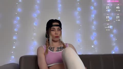 Snapshot of kittie_bear chatting on December 4, 6:50 pm Veronica online show from December 4, 6:50 pm