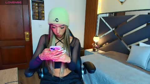 Snapshot of kittie_vixen chatting on April 25, 7:55 pm Kittie Vixen online show from April 25, 7:55 pm