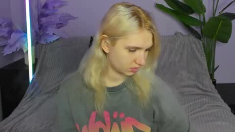 Snapshot of kitty_blondy chatting on April 7, 4:24 am kitty blondy online show from April 7, 4:24 am