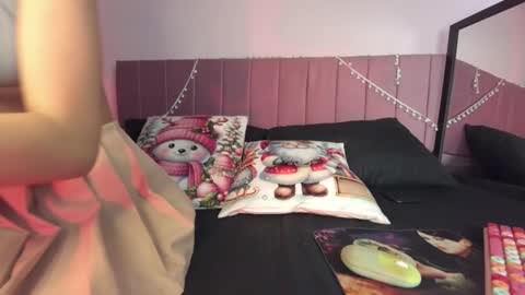 Snapshot of kitty_kryss chatting on December 22, 3:09 pm kitty_kryss online show from December 22, 3:09 pm