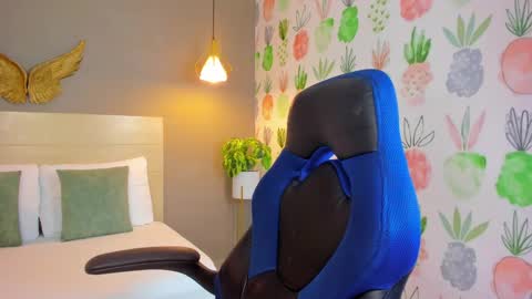 K I T T Y online show from November 8, 12:49 pm