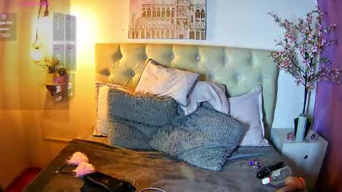 K I T T Y   online show from November 24, 7:24 pm