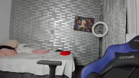 violet online show from April 17, 11:19 pm