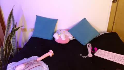 Snapshot of kittycatw chatting on October 30, 7:14 pm LAURA help me reach 100likes online show from October 30, 7:14 pm