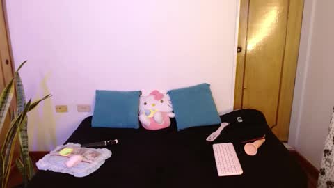 Snapshot of kittycatw chatting on November 5, 5:02 pm LAURA help me reach 100likes online show from November 5, 5:02 pm