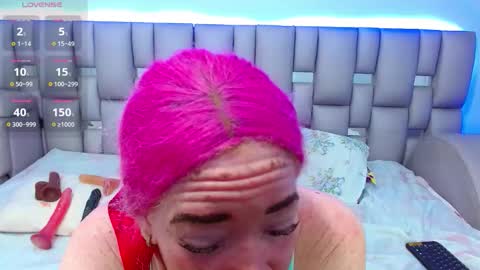 kittywhiteass online show from December 4, 7:17 am