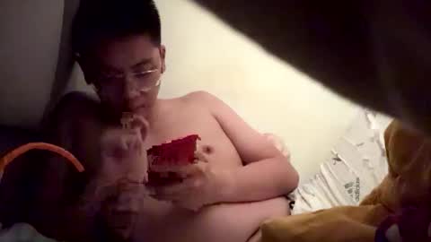 Snapshot of klcfboy chatting on November 10, 5:17 am Tom online show from November 10, 5:17 am