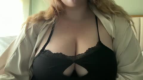 Snapshot of knightmae22 chatting on June 28, 2:12 pm Mae Knight online show from June 28, 2:12 pm