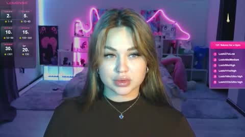 Mia online show from November 4, 3:00 pm