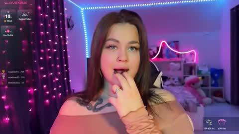 Mia online show from December 13, 7:53 pm