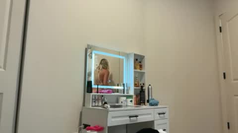 Snapshot of korinaluvv chatting on June 14, 2:24 am Korina online show from June 14, 2:24 am
