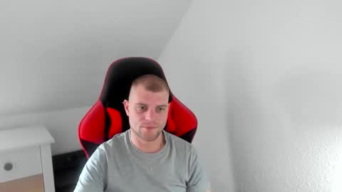 Snapshot of kozik1992 chatting on February 6, 12:30 pm Bartek online show from February 6, 12:30 pm