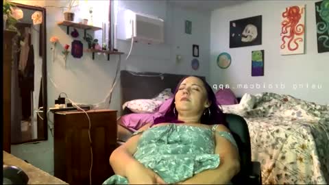 Snapshot of kreamyk420 chatting on April 7, 2:17 pm kreamyk420 online show from April 7, 2:17 pm