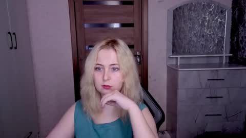 Snapshot of kristy_fran chatting on March 20, 6:29 am Kristy online show from March 20, 6:29 am