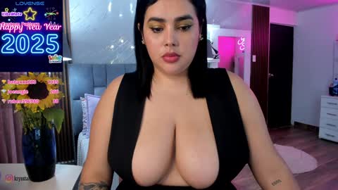 Snapshot of krysstal__ chatting on January 3, 8:00 am online show from January 3, 8:00 am