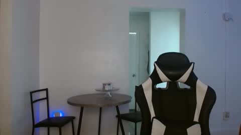 Snapshot of krystalblakexxx chatting on October 27, 5:17 pm Krystal Blake online show from October 27, 5:17 pm