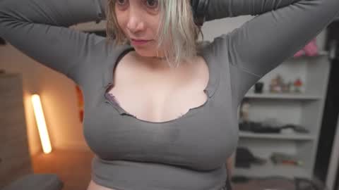 Krystal Syx online show from November 8, 5:45 pm