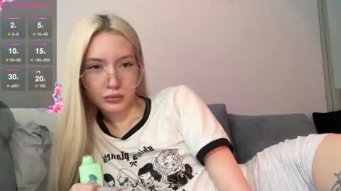 Snapshot of kvetapin chatting on June 23, 1:42 pm Bella and Alexandra online show from June 23, 1:42 pm