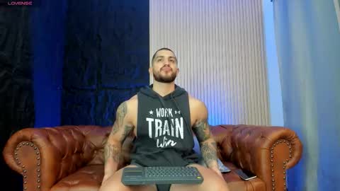 kylenorth_ online show from November 28, 6:10 pm