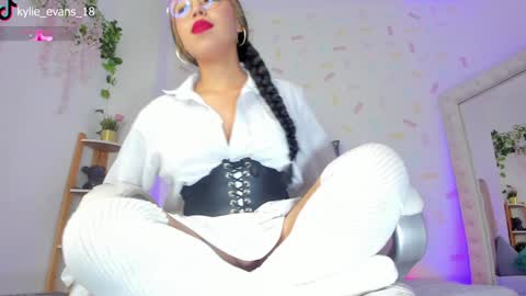 Snapshot of kylie_evans_18 chatting on January 13, 3:56 am Kylie online show from January 13, 3:56 am