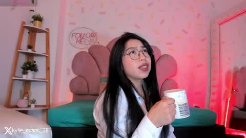 Snapshot of kylie_evans_18 chatting on April 29, 5:30 pm Kylie online show from April 29, 5:30 pm