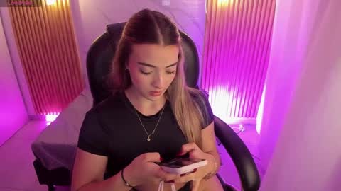 Snapshot of kylie_jones6 chatting on April 14, 2:06 am KYLIE online show from April 14, 2:06 am