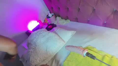 kylie Sttel online show from April 15, 12:01 pm