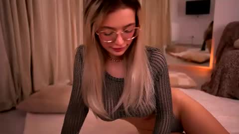 Snapshot of kyliejoyce chatting on June 22, 9:01 pm Kylie online show from June 22, 9:01 pm