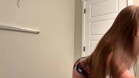 Snapshot of kyliemiley chatting on September 28, 2:28 am Kylie online show from September 28, 2:28 am