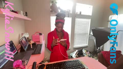 Snapshot of kyliesnowxxx chatting on April 29, 5:30 pm Kylie Snow online show from April 29, 5:30 pm