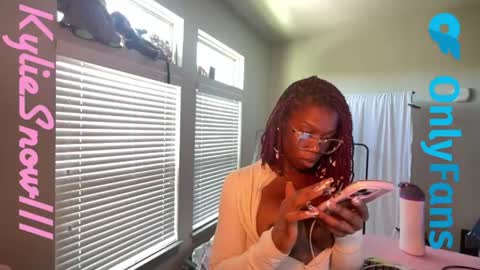 Snapshot of kyliesnowxxx chatting on May 7, 4:01 pm Kylie Snow online show from May 7, 4:01 pm