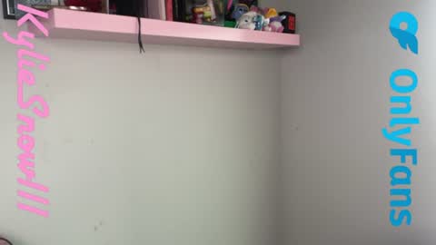 Snapshot of kyliesnowxxx chatting on June 15, 5:37 pm Kylie Snow online show from June 15, 5:37 pm