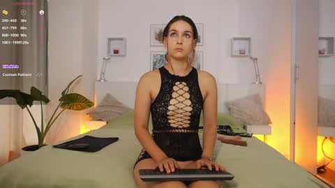 Snapshot of l1ttle_kiki chatting on July 23, 7:06 am Viktoria White online show from July 23, 7:06 am