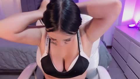 Snapshot of laara_croft chatting on April 23, 8:00 pm L A R A online show from April 23, 8:00 pm