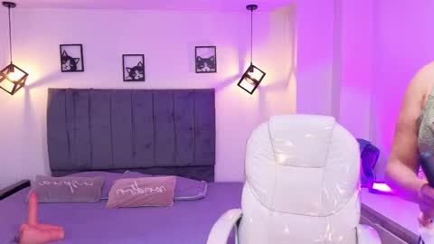 Snapshot of laara_croft chatting on April 30, 9:30 pm L A R A online show from April 30, 9:30 pm
