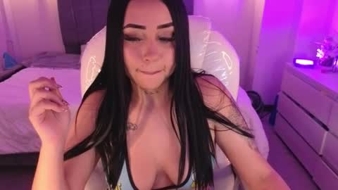 Snapshot of laara_croft chatting on May 15, 9:11 pm L A R A online show from May 15, 9:11 pm