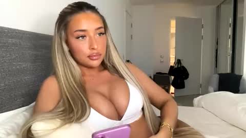 Snapshot of lacey_live chatting on May 1, 8:24 pm Lacey online show from May 1, 8:24 pm