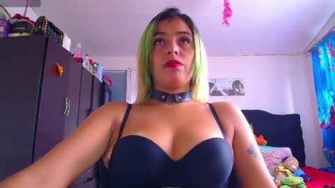 Snapshot of lacolombiana_bitch chatting on May 12, 8:17 pm Valentina online show from May 12, 8:17 pm