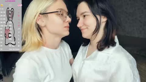 Snapshot of lacyedison chatting on May 19, 7:20 pm Violet and Isabel online show from May 19, 7:20 pm