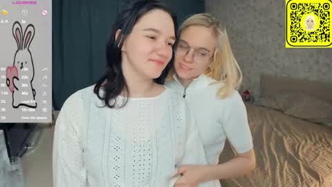 Snapshot of lacyedison chatting on May 30, 7:22 pm Violet and Isabel online show from May 30, 7:22 pm