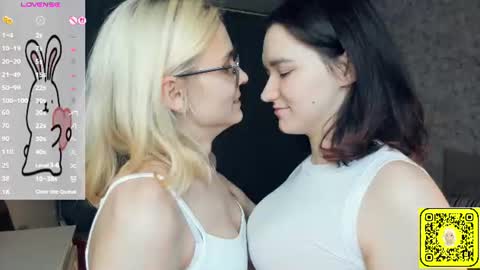 Snapshot of lacyedison chatting on June 18, 7:18 pm Violet and Isabel online show from June 18, 7:18 pm