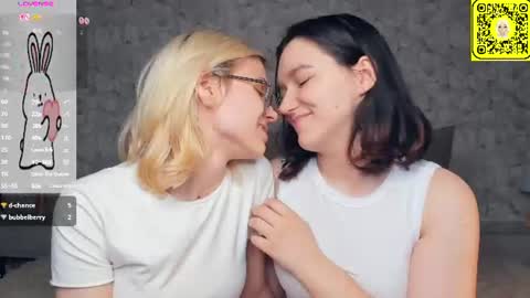 Snapshot of lacyedison chatting on June 23, 7:23 pm Violet and Isabel online show from June 23, 7:23 pm