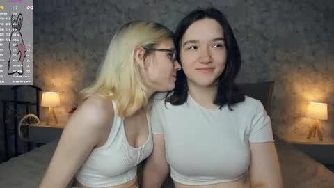 Snapshot of lacyedison chatting on July 22, 7:38 pm Violet and Isabel online show from July 22, 7:38 pm