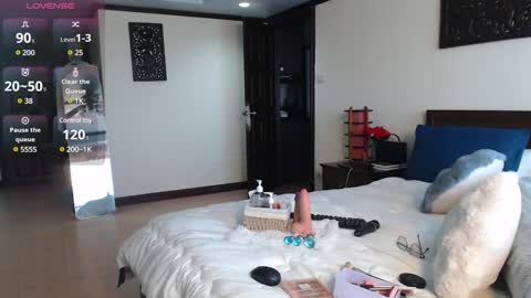 Snapshot of ladii_mia chatting on March 5, 6:23 am Mia online show from March 5, 6:23 am