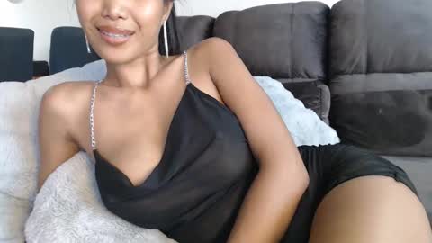 Snapshot of ladii_mia chatting on March 1, 10:50 am Mia online show from March 1, 10:50 am