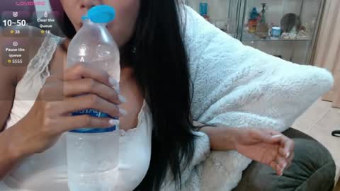 Snapshot of ladii_mia chatting on July 9, 9:52 pm Mia online show from July 9, 9:52 pm