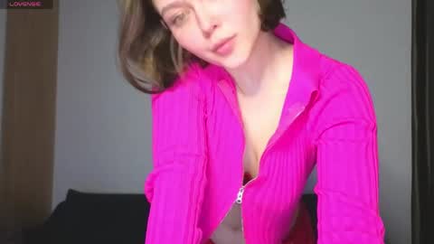 Snapshot of lady_birdd chatting on April 16, 6:52 pm lady_birdd online show from April 16, 6:52 pm