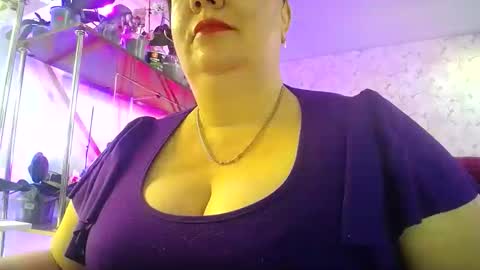 Snapshot of lady_gloria chatting on April 25, 6:27 am Lady Gloria online show from April 25, 6:27 am
