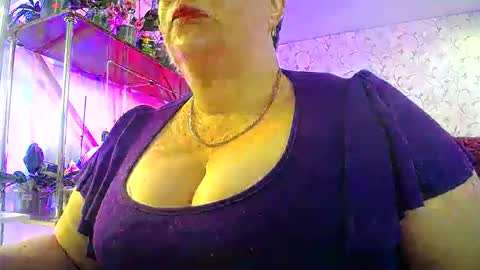 Snapshot of lady_gloria chatting on May 12, 5:59 am Lady Gloria online show from May 12, 5:59 am