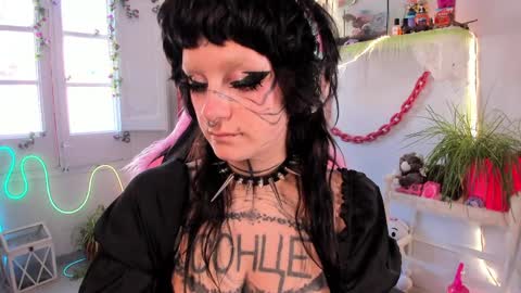 Mia online show from March 31, 11:43 am